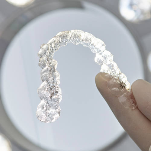 Modelo de Aparelho Invisalign que acompanha a evolução da mordida do paciente